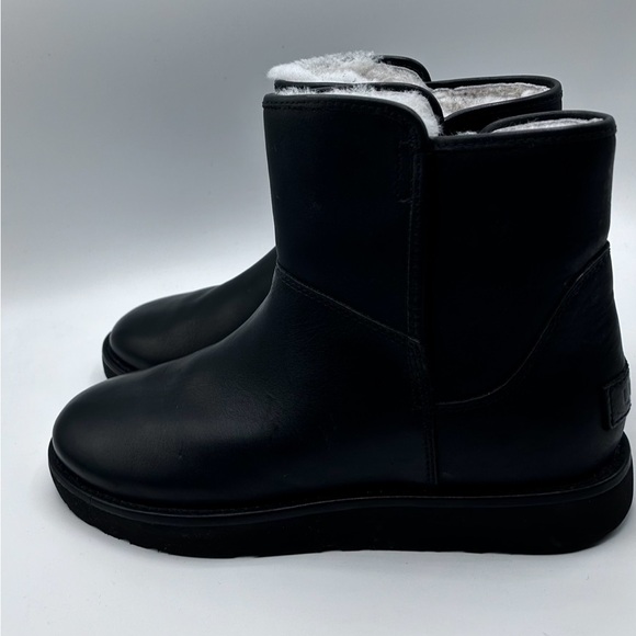 Uggs leather side zip sherpa lined SZ 9  . - Picture 16 of 16